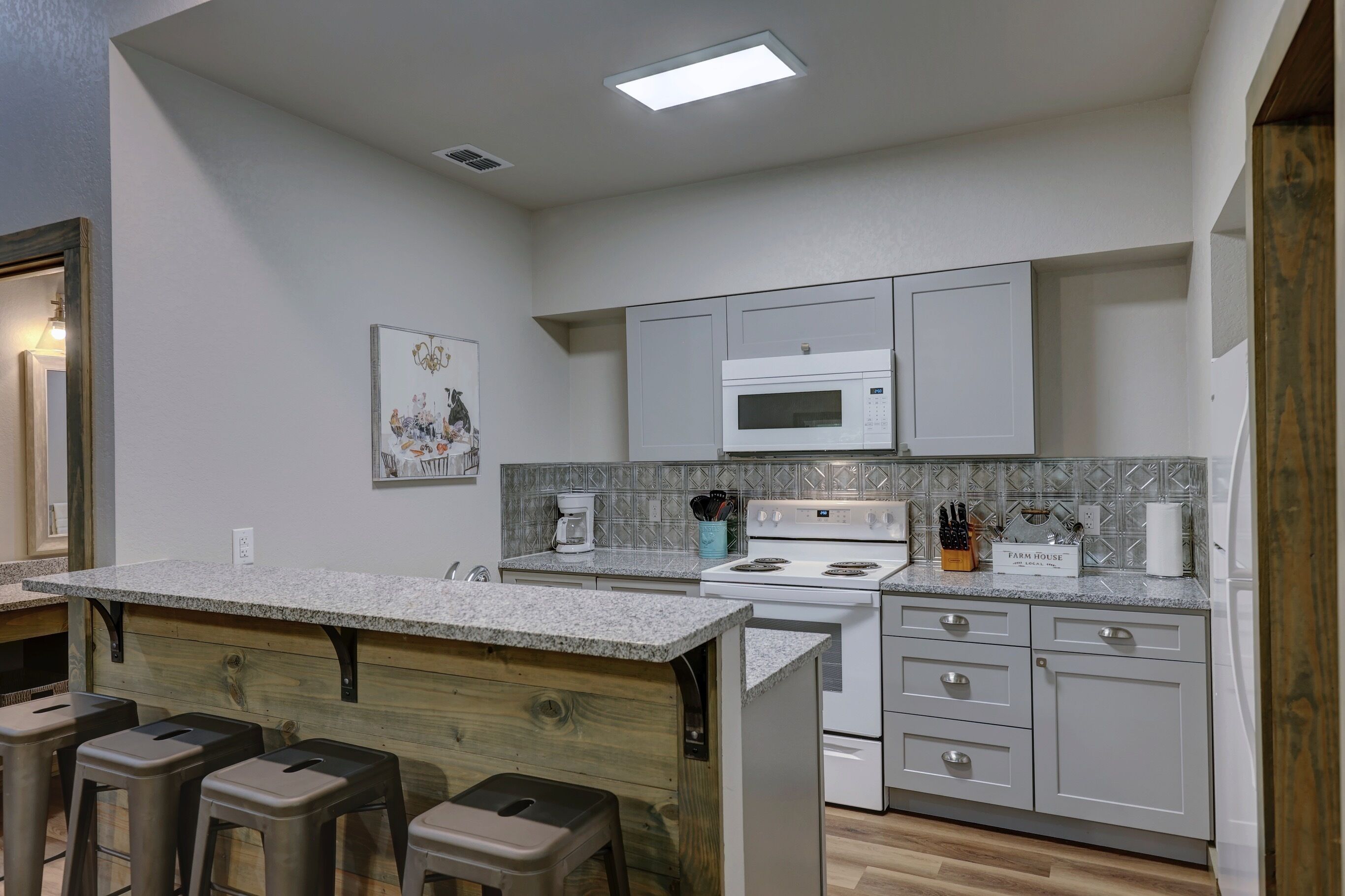 BRAND NEW CABIN - Riverfront, kayaks, large porch, sleeps 6 - Hunt, TX