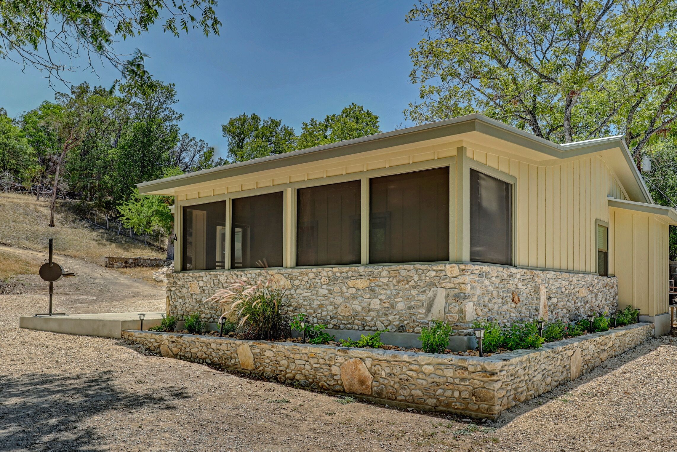 BRAND NEW CABIN - Riverfront, kayaks, large porch, sleeps 6 - Hunt, TX