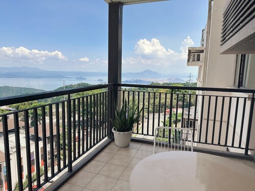 10F Tagaytay 2BR HUGE Balcony w/ TAAL View Netflix