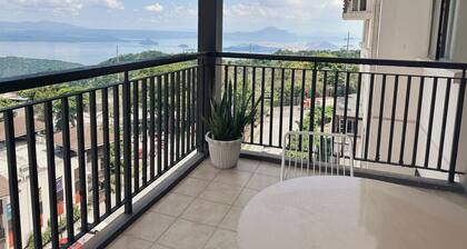 10F Tagaytay 2BR HUGE Balcony w/ TAAL View Netflix