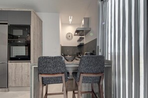 Leilighet – premium | Eget kjøkken | Kjøleskap, mikrobølgeovn, ovn og brødrister