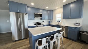 Réfrigérateur, four à micro-ondes, un four, surface de cuisson