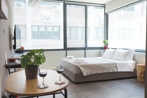 Premium bedding, down duvets, free cots/infant beds, free WiFi - M17 Studios & Suites (Athens)