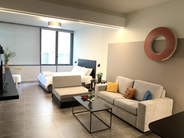 Deluxe-Vierbettzimmer | Hochwertige Bettwaren, Daunenbettdecken, individuell dekoriert