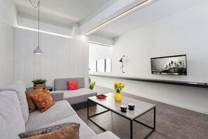  Junior Suite | Premium bedding, down comforters, cribs (free), WiFi (free) - M17 Studios & Suites (Athens)