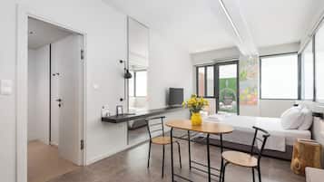 Deluxe Studio | Premium bedding, down comforters, cribs (free), WiFi (free)