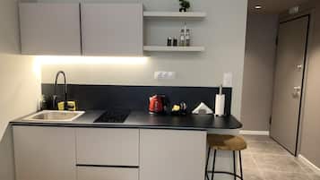 Deluxe Quadruple Room | Private kitchen | Mini-fridge, microwave, stovetop, espresso maker