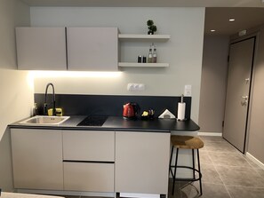 Deluxe Quadruple Room | Private kitchen | Mini-fridge, microwave, stovetop, espresso maker - M17 Studios & Suites (Athens)