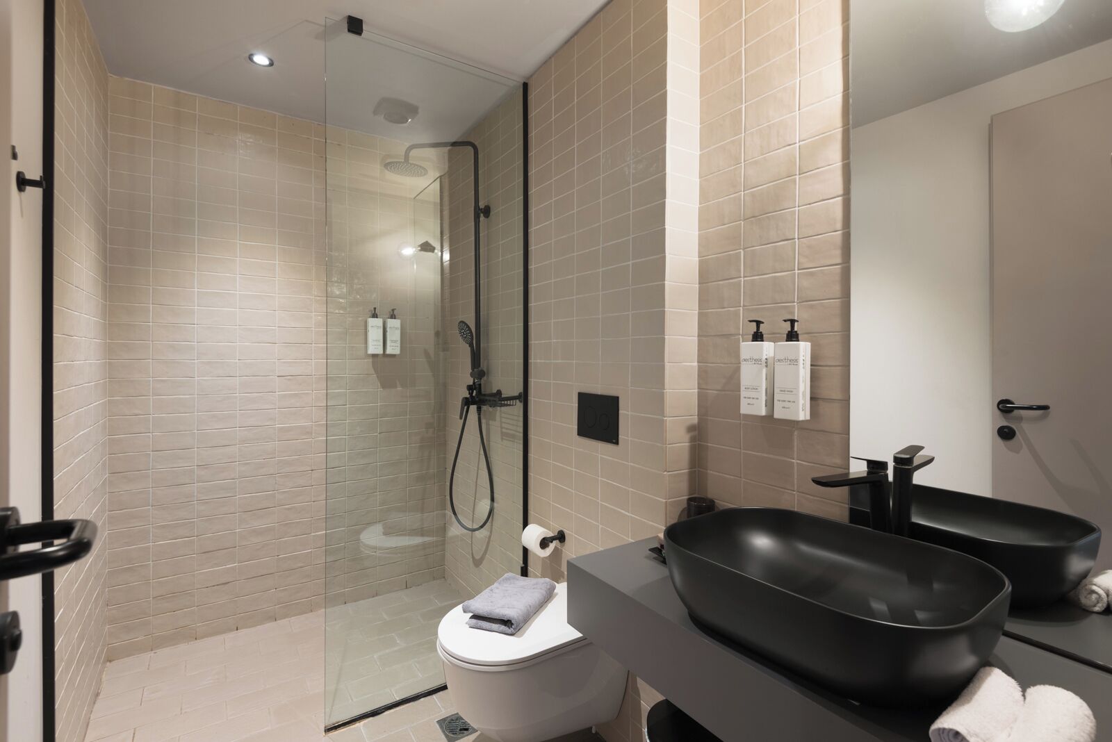 Habitación cuádruple Deluxe | Baño | Regadera, regadera tipo lluvia, amenidades de baño de diseñador 