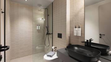 Habitación cuádruple Deluxe | Baño | Regadera, regadera tipo lluvia, amenidades de baño de diseñador