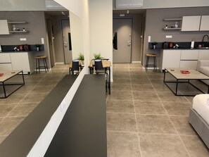 Superior Studio Suite | Premium bedding, down comforters, individually decorated - M17 Studios & Suites (Athens)