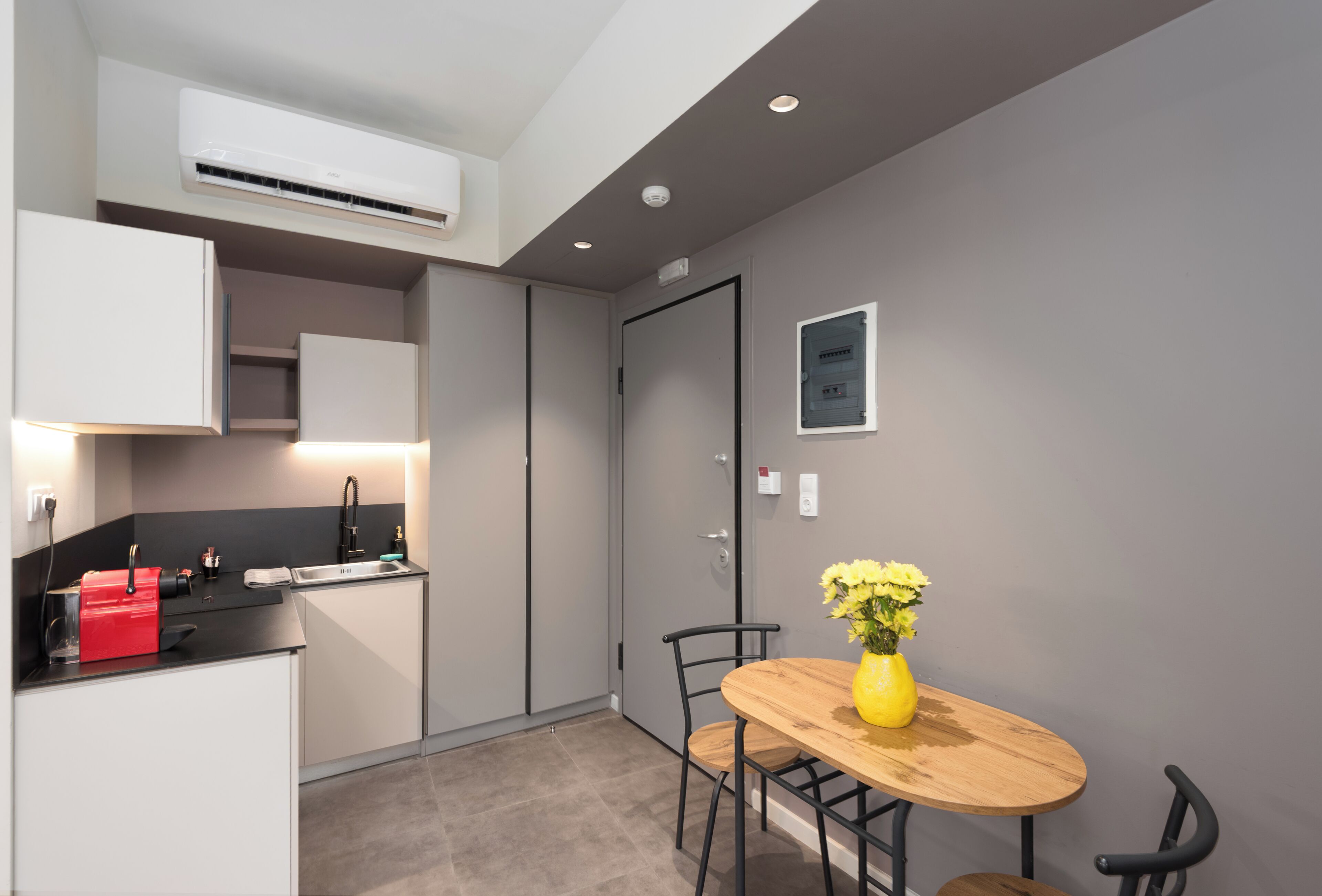  Deluxe Studio | Private kitchen | Espresso maker, coffee/tea maker, mini-fridge, microwave