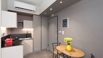 Deluxe Studio | Private kitchen | Espresso maker, coffee/tea maker, mini-fridge, microwave