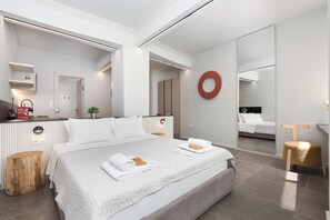 Superior Studio | Premium bedding, down comforters, cribs (free), WiFi (free) - M17 Studios & Suites (Athens)
