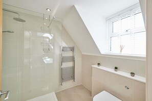 Bathtub, hair dryer, towels, soap - Host & Stay | Soda Cottage (Whitby)