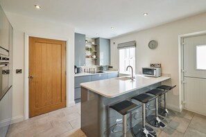 Een koelkast, een magnetron, een oven, een kookplaat