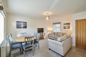 Televisie, een dvd-speler en een kantoor