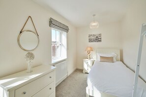 4 slaapkamers, een strijkplank/strijkijzer, reisbedje, gratis wifi