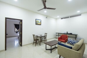 Suite luxueuse | Aire de séjour | Téléviseur à écran plat de 43 po avec télévision par cùble