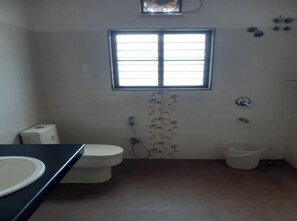 Shower, free toiletries, towels