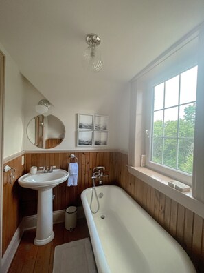 Een douche, een haardroger, handdoeken, zeep