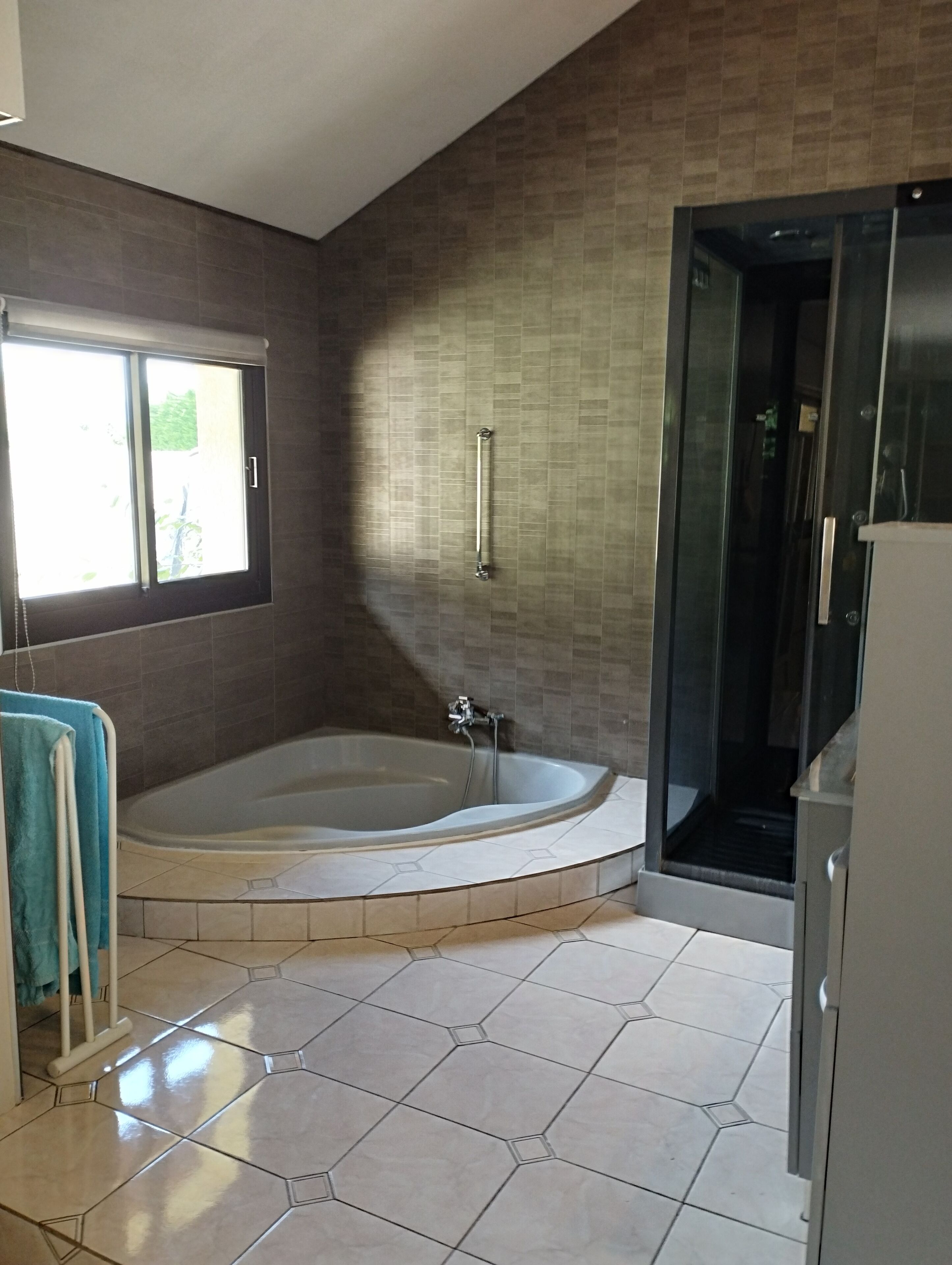 Comfortable villa near lake, swimming pool and jacuzzi