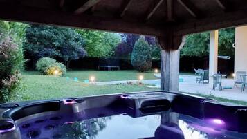 Bain à remous extérieur