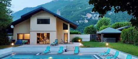 Alberca al aire libre y alberca climatizada