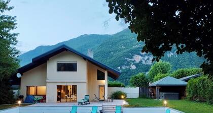 Villa Armonia – 5★ with Heated Pool, Hot Tub & Garden by Lake Annecy