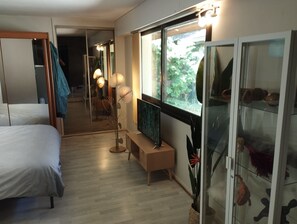 3 slaapkamers, een bureau, een strijkplank/strijkijzer, reisbedje