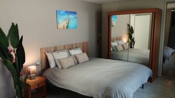 3 slaapkamers, een bureau, een strijkplank/strijkijzer, reisbedje