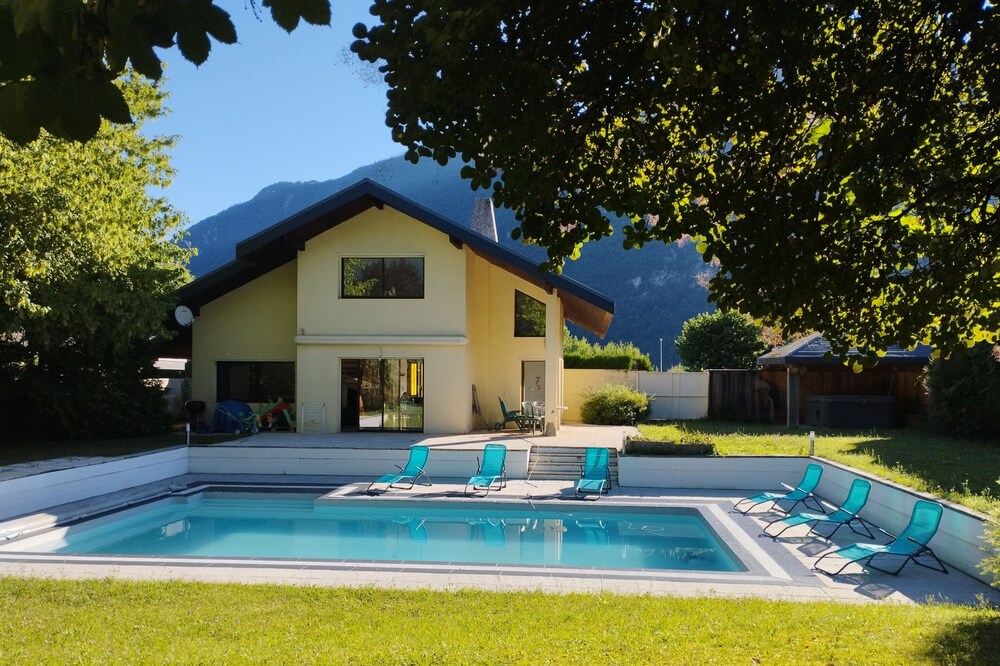 Comfortable villa near lake, swimming pool and jacuzzi