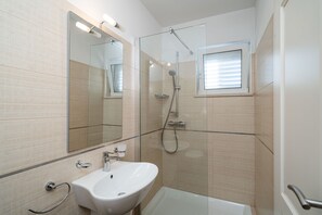 Villa (Three Bedroom Villa with Swimming Poo) | Badrum | Dusch och handdukar