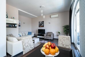 Villa (Three Bedroom Villa with Swimming Poo) | Dining room