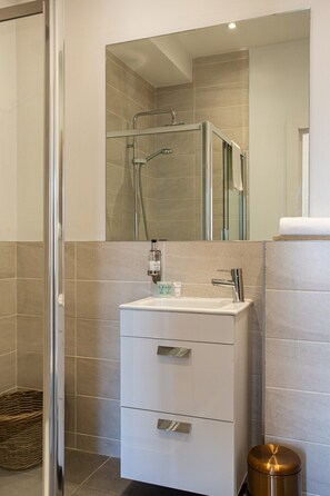 Douche, sèche-cheveux, serviettes fournies, savon