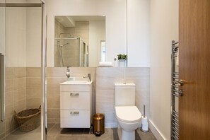Douche, sèche-cheveux, serviettes fournies, savon