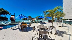 Apartment | Outdoor dining - Flat pé na areia com vista internet e ar (Macaé)