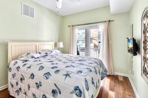 3 bedrooms, iron/ironing board, free WiFi - A+ Location!!! Right in the heart of OC. Walk to absolutely everything!!! (Ocean City)