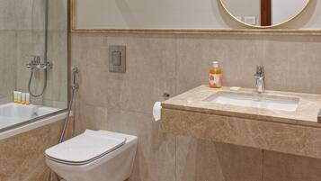 Luxury Apartment | Bathroom | Free toiletries, towels