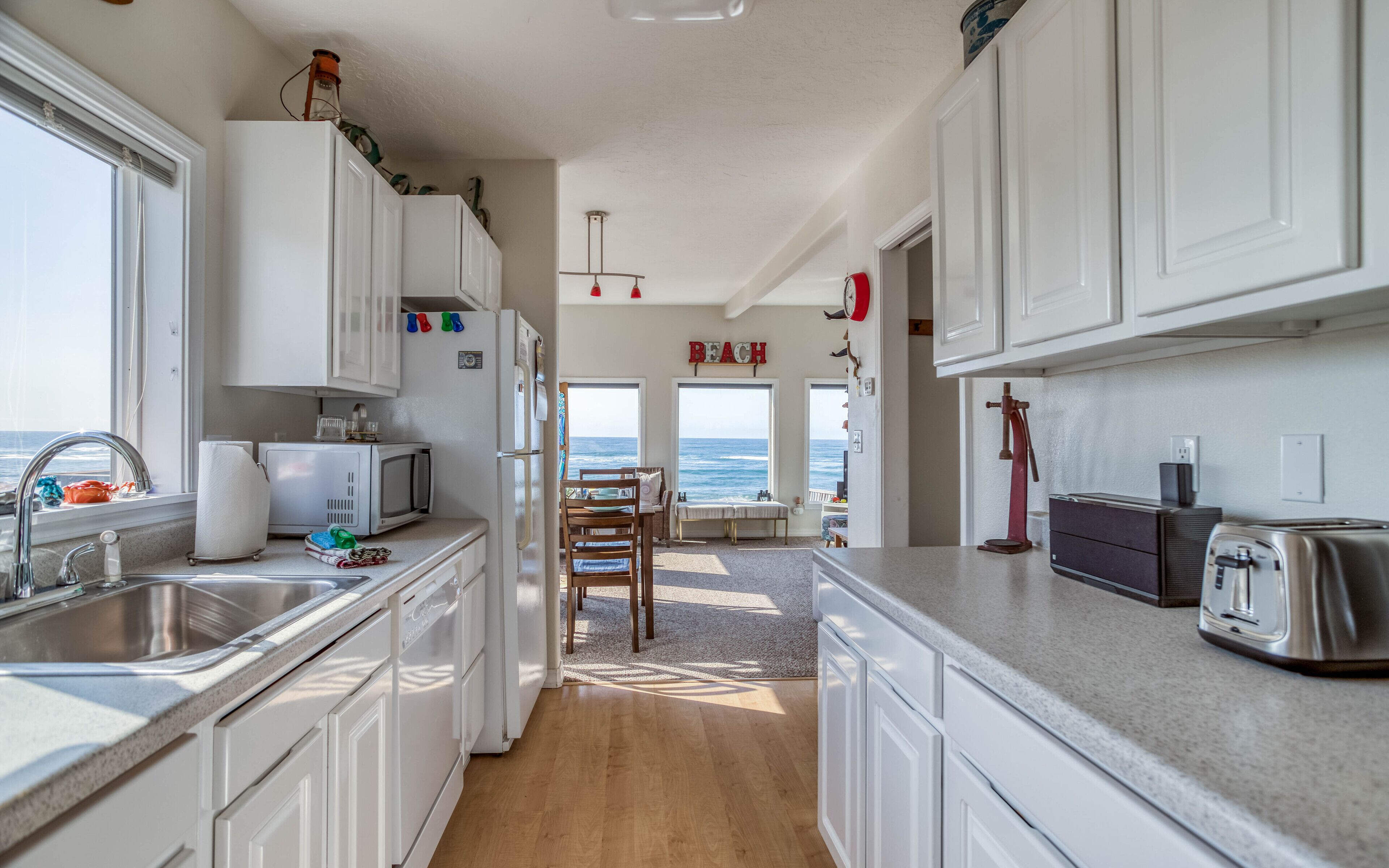 Sweet Gleneden Beach Oceanfront Single-Level has Big Windows, Beach Access!