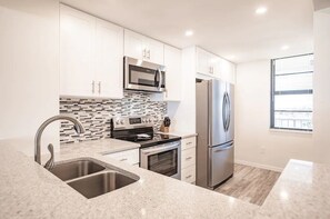 Refrigerador, microondas, horno y parrilla de estufa 