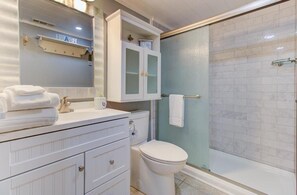 Condo, 1 Bedroom | Bathroom | Towels, shampoo