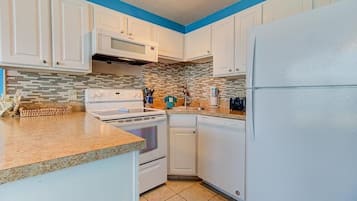 Condo, 1 habitación | Cocina privada | Refrigerador, horno, cafetera y tetera y tostadora