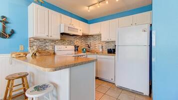 Condo, 1 habitación | Cocina privada | Refrigerador, horno, cafetera y tetera y tostadora