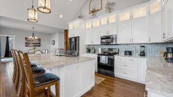 House, 5 Bedrooms | Private kitchen | Fridge, oven, coffee/tea maker, toaster