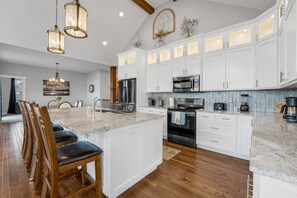 House, 5 Bedrooms | Private kitchen | Fridge, oven, coffee/tea maker, toaster - Stunning Lakeview Retreat 5 Bedroom Residence by RedAwning (Branson West)