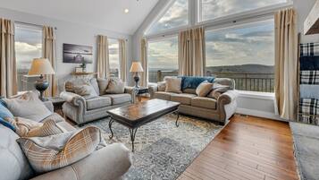 House, 5 Bedrooms | Living area