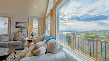 House, 5 Bedrooms | Living area