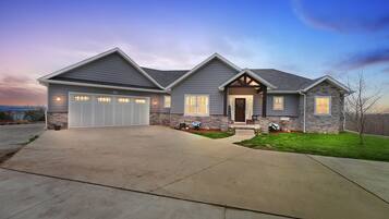 House, 5 Bedrooms | Exterior