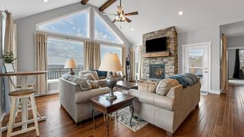 House, 5 Bedrooms | Living area